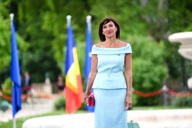 Carmen Iohannis, lăudată pentru ținuta abordată la Paris. Cum a apărut la brațul președintelui României