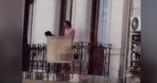 Imagini şocante surprinse ziua în Capitală! Au făcut sex pe balcon în văzul tuturor!