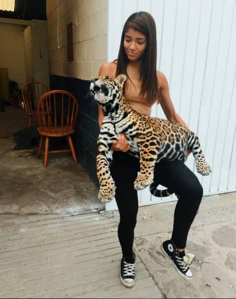 Galerie FOTO. Ea e ”FELINA” din Miami! Cînd nu pozează provocator, lucrează la un adăpost de animale exotice!
