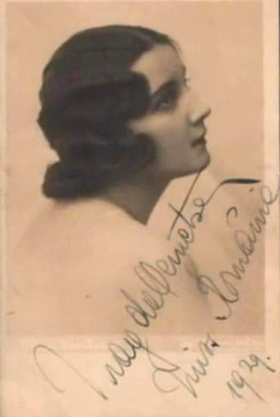 Dacă dorești un autograf al primei MIss România, Magda Demetrescu... avea 17 ani când a câștigat, în 1929