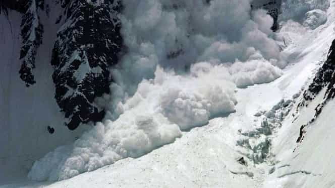 VIDEO INCREDIBIL / Român, surprins de avalanşă! A reuşit să filmeze toată scena