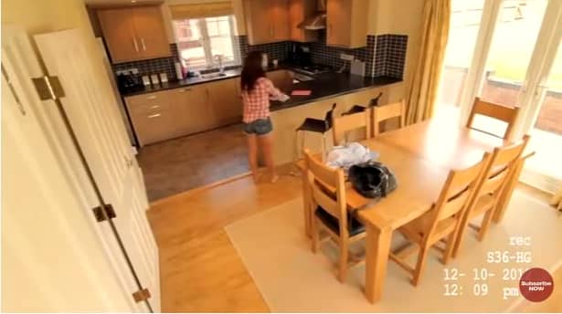 Bănuind că menajera cea tânără fură bani, a montat o cameră video ca să vadă ce face când rămîne singură acasă. Imaginile au devenit virale