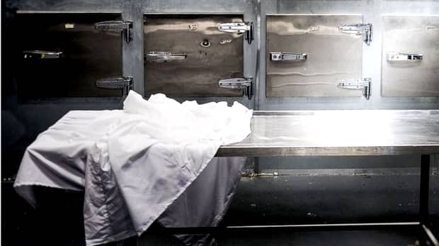 O femeie declarată moartă a fost găsită în viață într-un frigider de la morgă