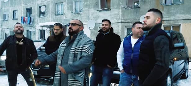 Un polițist din Caraș-Severin a apărut într-un videoclip de manele: Aici e mafia. Ce a declarat apoi