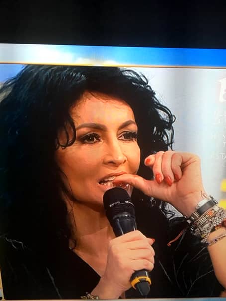 Mihaela Rădulescu îşi muşcă unghiile în timpul unui joc la care a supus-o fostul său iubit, Dani Oţil. Vedeta TV se uită într-un monitor