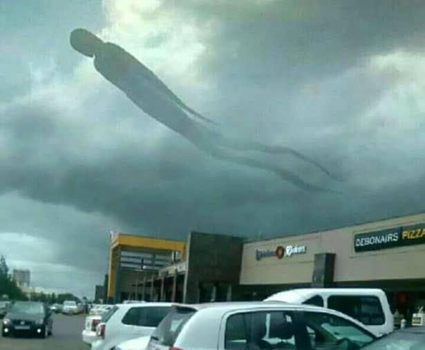 „Aşa arată Dumnezeu”!  Apariţie bizară pe cer, deasupra unui mall