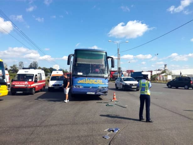 Autobuz cu 50 de persoane, implicat într-un accident rutier la Ploieşti! Victima nu a avut nicio şansă! FOTO