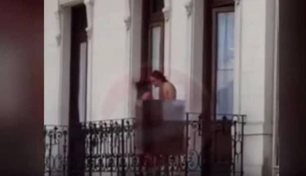 Imagini şocante surprinse ziua în Capitală! Au făcut sex pe balcon în văzul tuturor!