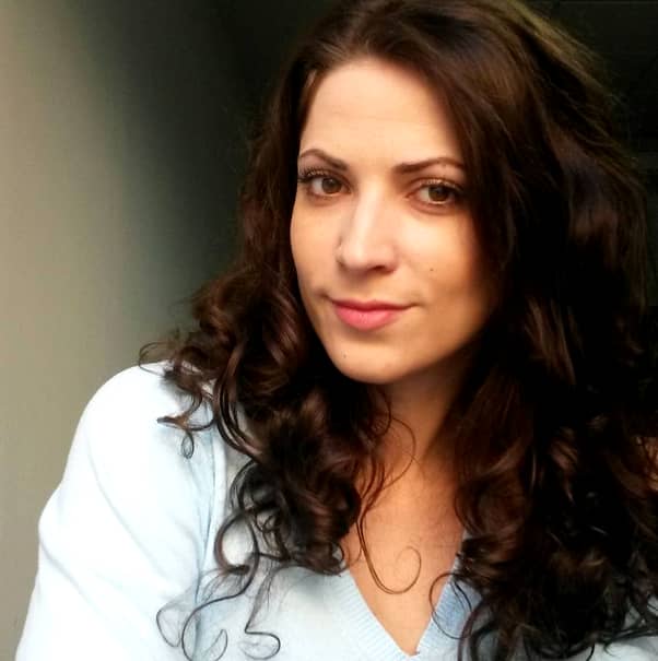 Victoria Cosmina este primul copil din România născut DUPĂ REVOLUŢIE!  Cum arată acum, la 27 de ani, şi ce face pentru bani