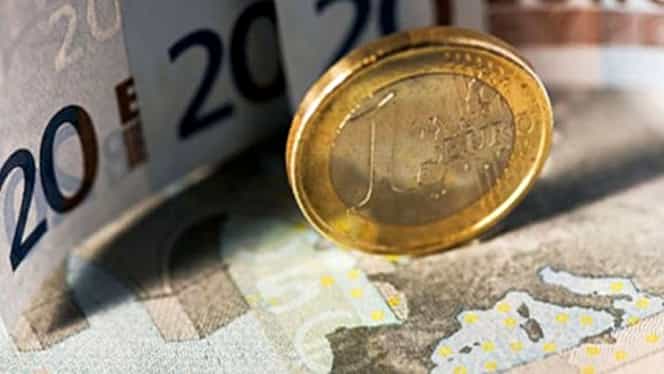 CURS BNR. Euro scade uşor, dolarul la un nou minim