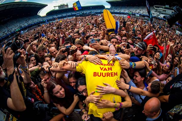 DJ-ul Armin van Buuren a închis Untold 2018, cel mai mare festival de muzică electronică din România! DJ-ul olandez părea că nu mai vrea să plece de pe scenă, chiar dacă a mixat mai bine de șapte ore! Fanii l-au aplaudat ore în șir, iar asta i-a dat putere artistului să facă un mega-show!