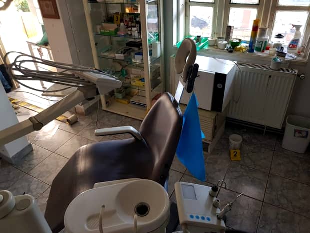 Dentist fals, descoperit de polițiști în Gruiu, Ilfov! Sătenii au fost păcăliți de un fost zidar