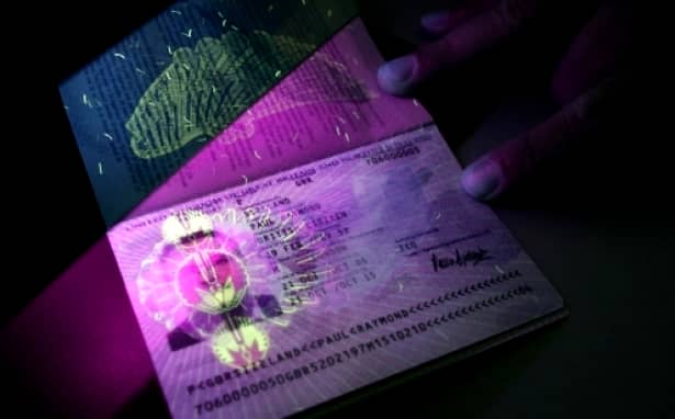 Românii vor avea pașapoarte noi. ”Sunt cele mai sigure din lume”. Cât de mult va afecta asta prețul de eliberare?