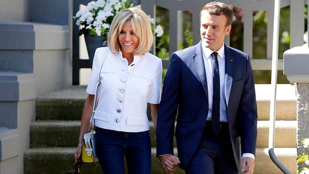 Brigitte Macron, fotografii în ipostaze apropiate cu bodyguard-ul ei!