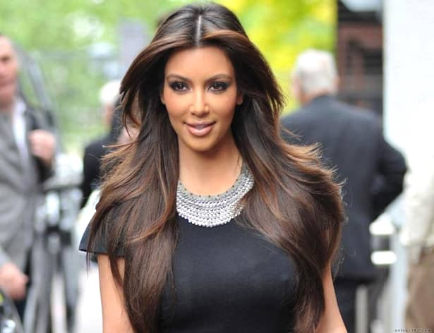 Kim Kardashian mergând pe stradă, într-o rochie elegantă