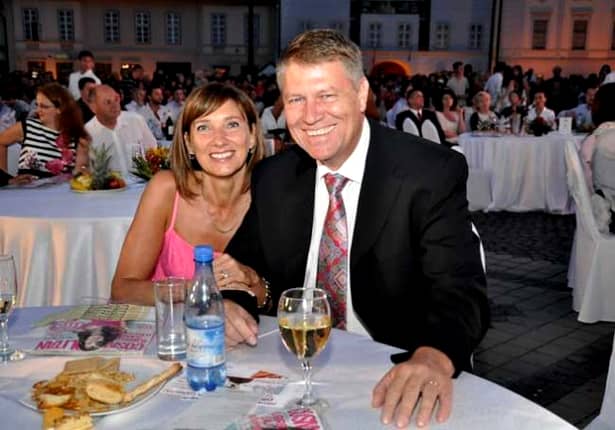 Klaus IOHANNIS şi soţia lui, CRITICAŢI pentru că au postat ACESTE FOTOGRAFII pe FACEBOOK! Vezi imaginile cu preşedintele ROM NIEI DESFIINŢATE pe internet