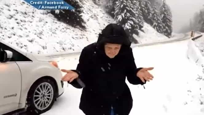 Această pensionară de 102 ani l-a rugat pe fiul ei să oprească maşina. Vei rămâne uimit când vei vedea ce a făcut bătâna în mijlocul zăpezii. BRAVO EI!
