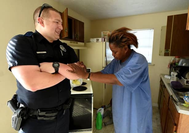 Gestul emoționant al unui polițist pentru o femeie care a furat ouă pentru a-și hrăni copiii