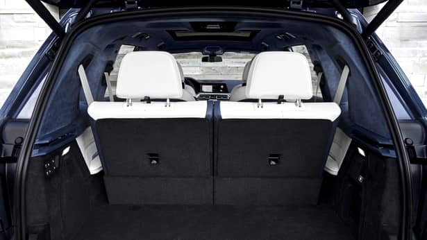 BMW X7 este prevăzut cu suspensie pneumatică, în varianta standard, cu reglare individuală pentru fiecare roată. Are o gardă la sol de 2.21 centimetri și are în lista opțională un pachet de off-road, care poate fi comandat pentru toate versiunile în afară de M50d. Cel mai mare SUV de la BMW este echipat pe modelele de serie cu cele mai mari grile de radiator folosite de BMW. Această serie dispune de două tipuri de motoare diesel, în ofertă, dar și două cu benzină, nefiind încă anunțată vreo variantă hibrid în gamă. Unul dintre motoarele pe benzină are șase cilindri în linie, cu o capacitate de 3.0 litri, pentru europeni, iar în SUA este disponibil și un V8 de 4.4 litri de 462 CP.
