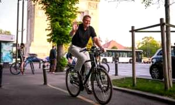Cât costă bicicleta lui Klaus Iohannis? Președintele României și-a scos din nou celebra bicicletă pentru a-și arăta susținerea față de evenimentul „Pedalăm pentru România” – cel mai mare marș de acest fel, dedicat Centenarului.