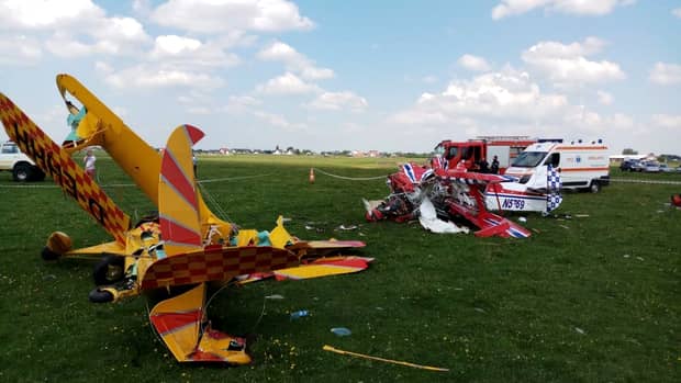 Două avioane de mici dimensiuni s-au ciocnit în zbor, la Suceava. Unul dintre piloți a murit