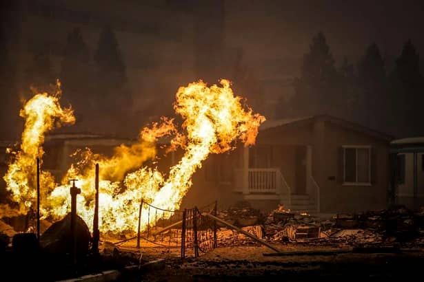 10 oameni au murit şi alţi 100 au fost răniţi în incendiul de vegetaţie din California! GALERIE FOTO