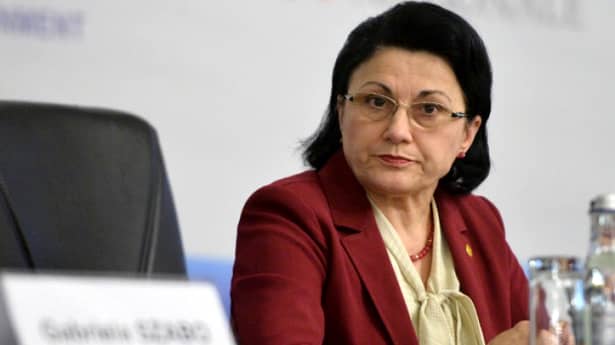 Ministrul Educaţiei, Ecaterina Andronescu, îşi aranjează ochelarii