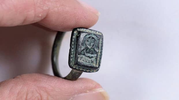 A fost găsit un inel de 700 de ani al lui Moș Nicolae. Ce imagine apare pe el