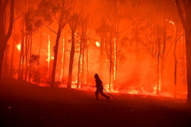 Imagini apocaliptice din Australia. Cerul s-a făcut roșu de la incendii. Țara se află în cea mai mare urgență climatică din istorie – Video/ Foto