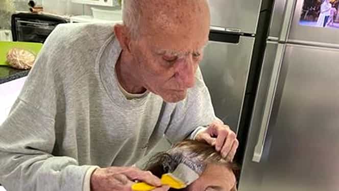 Gest impresionant! La 92 de ani, un bătrân i-a vopsit părul soției pentru că pandemia a închis toate saloanele