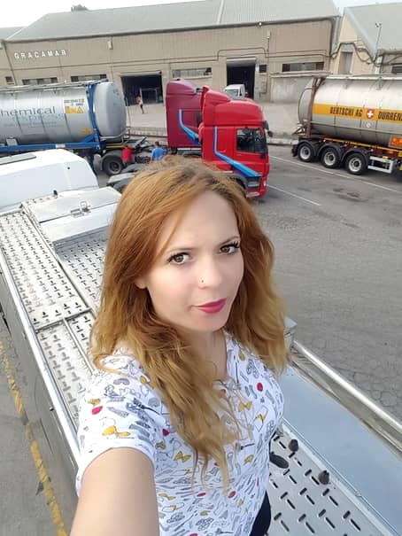 Cea mai sexy şoferiţă de TIR este româncă! Iată cum se pozează Elena