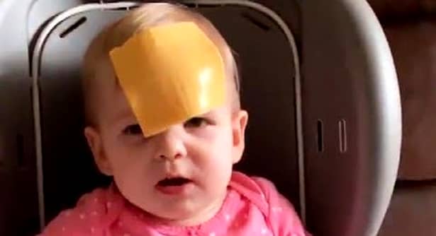 De ce aruncă acești părinți felii de brânză în copiii lor? Ultima provocare apărută pe internet a născut milioane de întrebări. ”De ce să faci asta?”