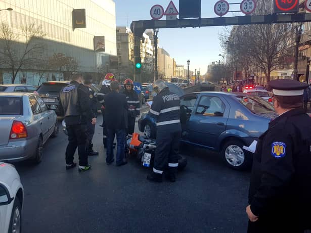 Centrul Bucureștiului, blocat! Un motociclist a fost acroșat la intrarea în Pasajul Unirii. FOTO