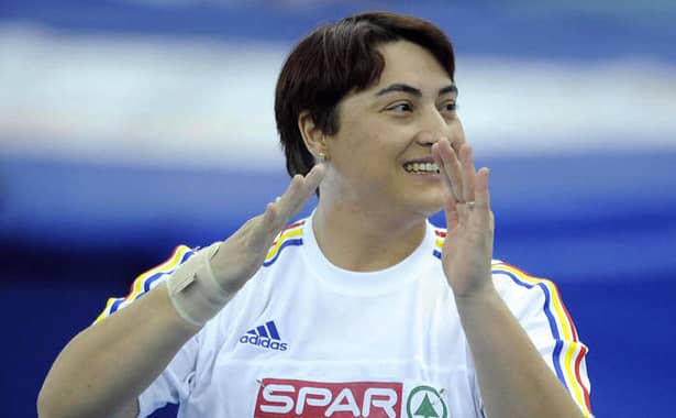 Cea care conducea bolidul de lux este nimeni alta decât Anca Heltne, o sportivă care a reprezentat țara noastră la Jocurile Olimpice de Vară de la Beijing, China, în anul 2008. Ea s-a clasat atunci pe locul 21, potrivit datelor publicate de site-ul Comitetului Olimpic și Sportiv Român.