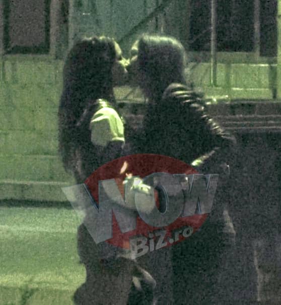 GALERIE FOTO. Roxana Vancea sărută cu foc o femeie în plină stradă