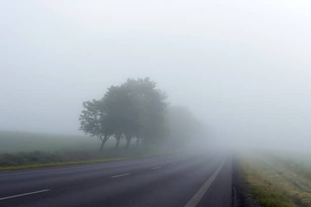 Ceaţă pe un drum din România