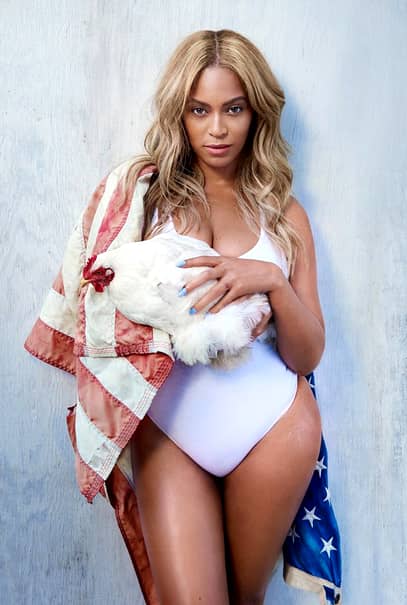 Beyoncé a pozat sexy cu găina la braţ