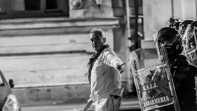 Bărbatul îmbrăcat în alb care a coordonat jandarmii din Piața Victoriei a fost deconspirat!