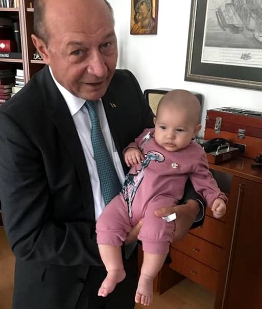 Cum a apărut Elena Băsescu la un botez. Fiica lui Traian Băsescu a atras toate privirile FOTO