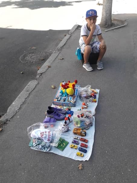 Un băiețel din Chișinău își vinde jucăriile, pe stradă! Ce vrea să facă apoi cu banii