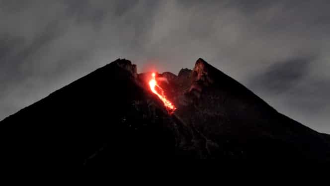 Vulcanul Merapi din Indonezia a erupt. Un nor uriaş de cenușă a acoperit cerul. Un aeroport a fost închis
