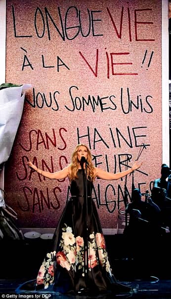 GALERIE FOTO. Muzică, LACRIMI şi durere! Celine Dion, TRIBUT EMOŢIONANT pentru victimele atentatului de la Paris. Toţi spectatorii au cîntat tremurînd piesa!