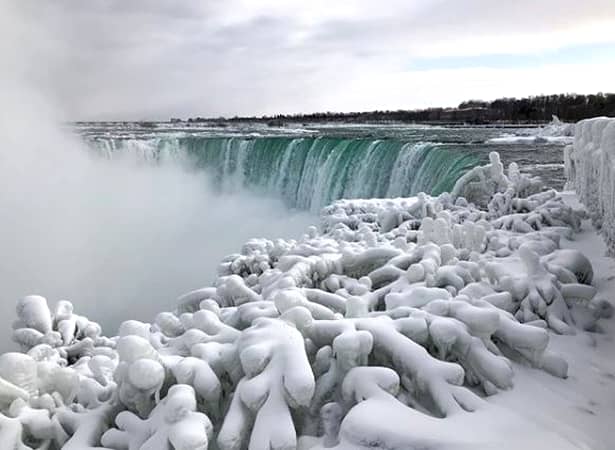 Imagini fabuloase: a înghețat Niagara. Îți taie răsuflarea
