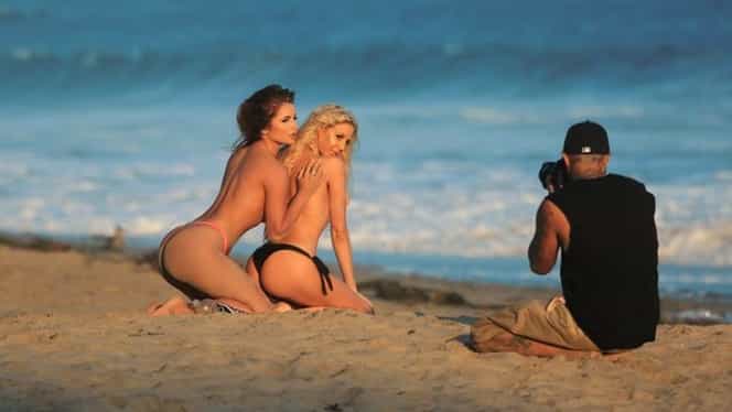 GALERIE FOTO. Doi „iepuraşi” de la Playboy au încins atmosfera în cadrul unui pictorial. Au pozat TOPLESS pe plajă