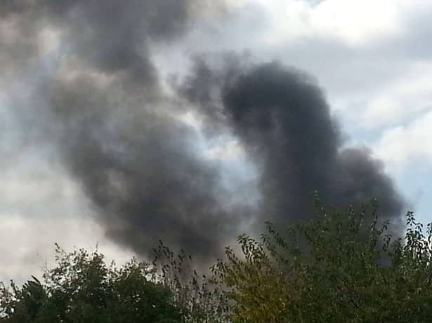 GALERIE FOTO. VIDEO. Incendiu puternic în estul Bucureştiului. O hală a fabricii Faur a luat foc