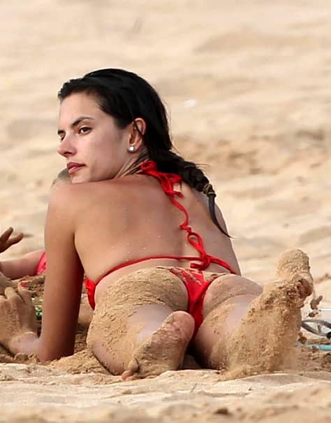 Cele mai hot poze ale anului? Antonia a făcut prăpăd la plajă, acum a venit rândul unei alte vedete! Imagini bombă de la plajă! Costum roşu, minuscul! Foto