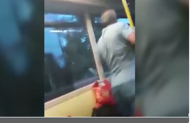 Atac cu spray lacrimogen într-un autobuz cu călători
