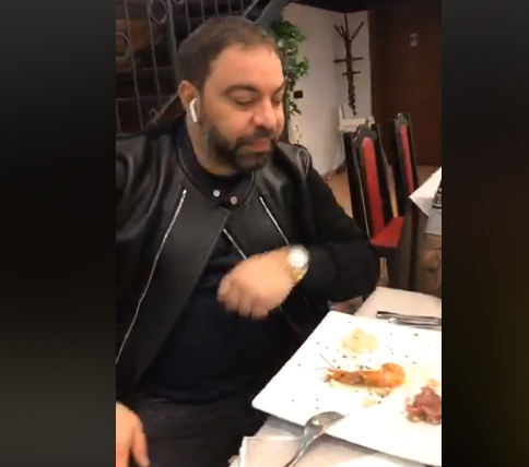 Florin Salam și-a liniștit fanii, după ce a fost lovit cu un pumn în față, la o petrecere, în Italia
