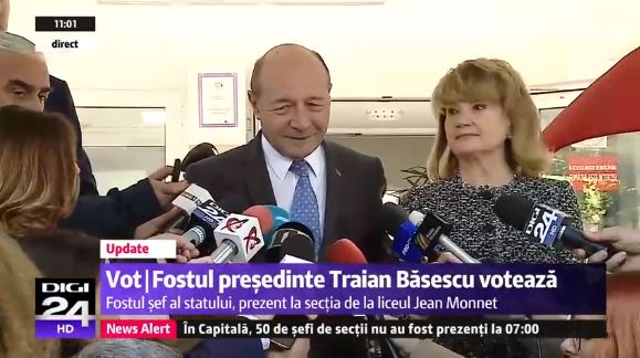 Traian Băsescu a fost la vot alături de sotia sa