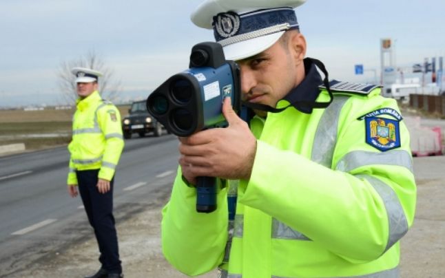 Poliția are și „pistoel radar”, de care nu vă scapă nici flashurile de avertizare ale colegilor de trafic. Așa că mai bine nu depășiți viteza legală